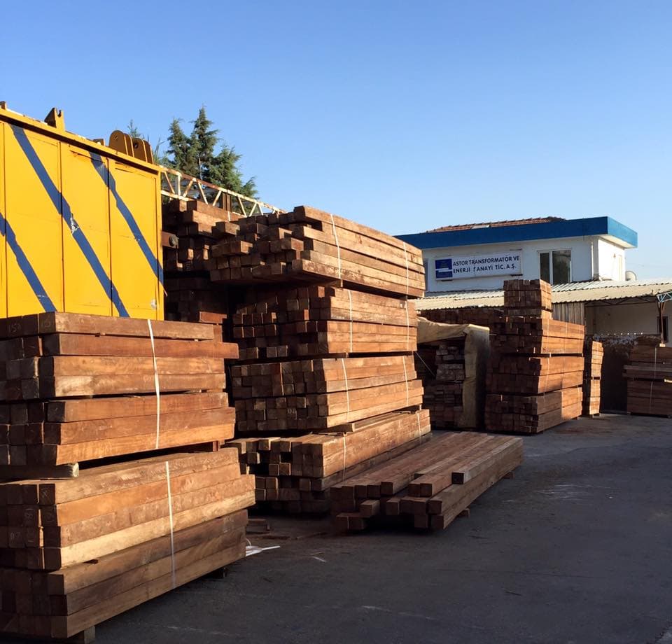 Teak üretim tesisinde büyük format yüzeylerin işlenmesi